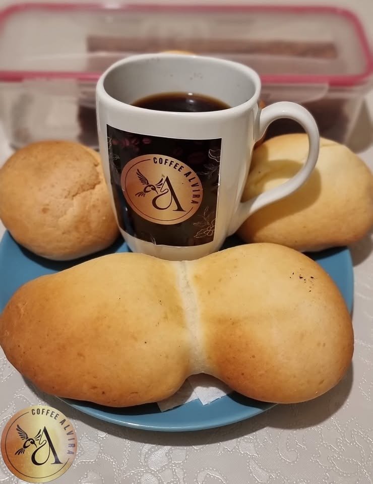 Taza de café servida con panes tradicionales colombianos